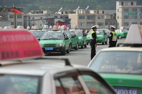 Dos Policías Hablan Junto Taxis Alineados Largo Una Calle Durante — Foto de Stock