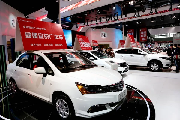 2014年11月27日 中国重庆车展期间 参观者将参观展出的本田汽车 — 图库照片