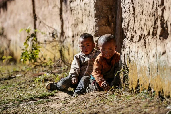 Два Маленьких Мальчика Играют Земле Бедной Деревне Горах Далян Ляншань — стоковое фото