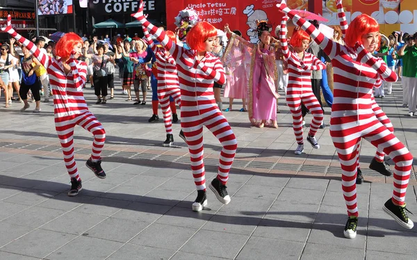 Tänzer Cosplay Kostümen Führen Andere Menschen Dazu Zur Musik Des — Stockfoto