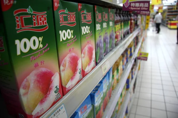 Картоны Персиковым Соком Huiyuan Продаются Супермаркете Городе Наньтун Провинция Цзянсу — стоковое фото