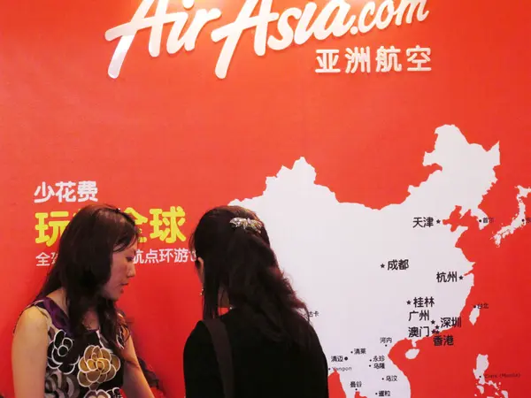Bezoekers Staan Voorkant Van Een Advertentie Voor Airasia Tijdens World — Stockfoto