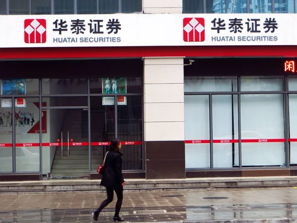 Pedestrian Walks Branch Huatai Securities Yichang City Central China Hubei — Stock Photo, Image