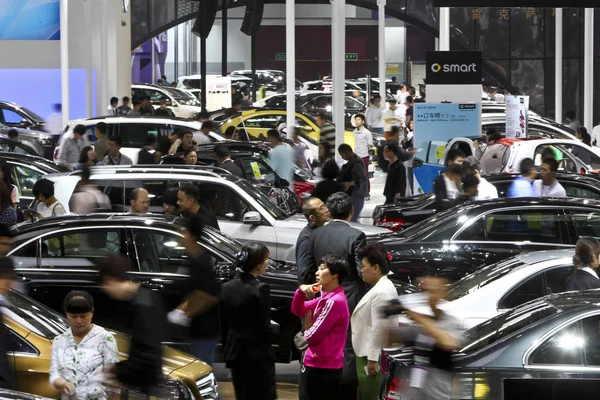 Bezoekers Bekijken Mercedes Benz Auto Tijdens Een Auto Show Qingdao — Stockfoto