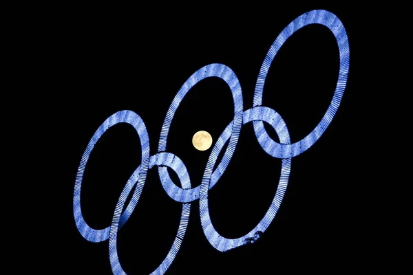 Luna Llena Través Los Anillos Olímpicos Que Exhiben Puerta Liberación —  Fotos de Stock