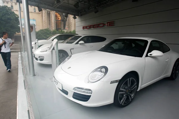 Visitante Mira Los Coches Porsche Durante Una Exposición Shanghai China — Foto de Stock