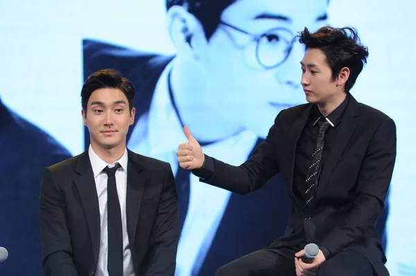 Miembros Super Junior Posan Durante Una Conferencia Prensa Para Nuevo — Foto de Stock