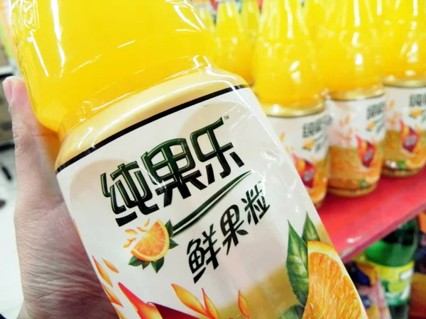 Flaschen Mit Tropischen Orangensaft Aus Pepsico Stehen Einem Supermarkt Der — Stockfoto