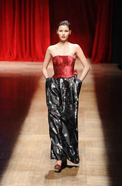 Chiński Model Wandan Wyświetla Nowe Stworzenie Chińskiego Projektanta Mody Wang — Zdjęcie stockowe