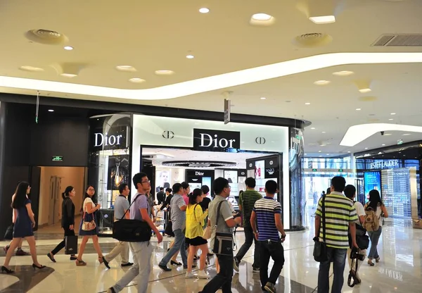 Besökare Går Förbi Dior Förvaras Världens Största Tullfria Köpcentrum Haitang — Stockfoto