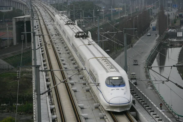 2013年3月11日 中国东部浙江省宁波市的首永 高速铁路上行驶的 Crh 中国铁路高速 子弹列车 — 图库照片