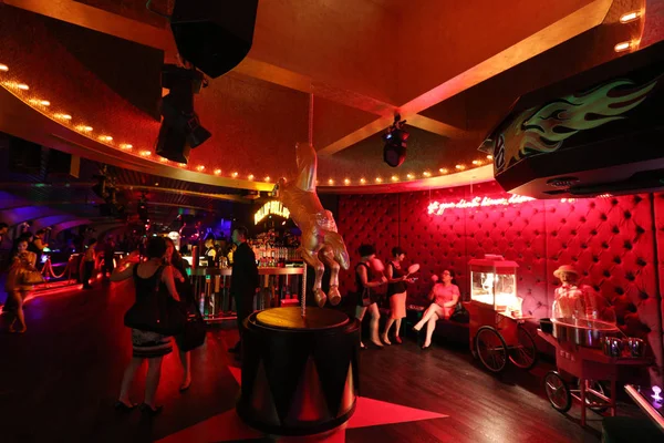 Menschen Besuchen Die Eröffnungsparty Des Nachtclubs Cirque Soir Shanghai China — Stockfoto