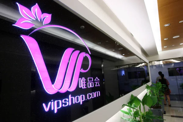 Kínai Alkalmazott Sétál Irodában Vipshop Sanghaj Kína Kínai Divat Online — Stock Fotó