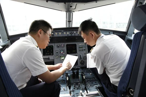 Piloten Praten Cockpit Van Een Straalvliegtuig Voor Een Vlucht Internationale — Stockfoto