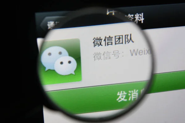 Usuario Teléfono Móvil Chino Utiliza Aplicación Mensajería Weixin Wechat Tencent — Foto de Stock