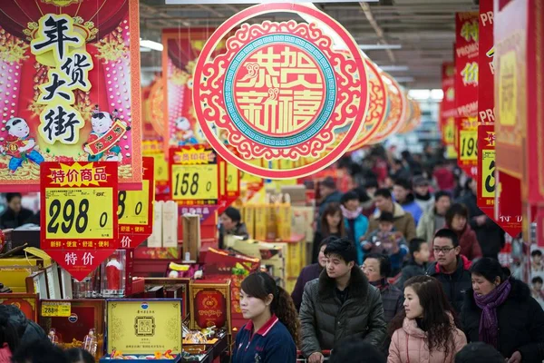 Klienci Zakupy Dla Chińskiego Księżycowego Nowego Roku Lub Spring Festival — Zdjęcie stockowe
