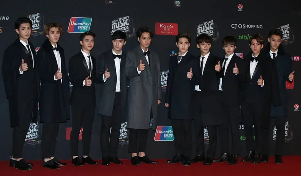 韓国中国少年グループ Exo のメンバーは 2014 2014 Mnet アジア音楽賞 中国での到着は レッド カーペットのポーズします — ストック写真