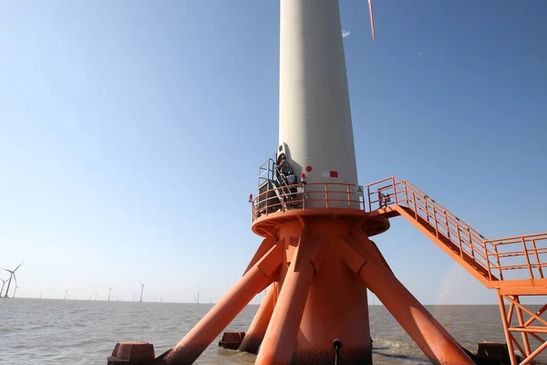 技術労働者は 2012年10月7日 中国東部江蘇省南通近郊の洋上風力発電所で風力タービンを調べる — ストック写真