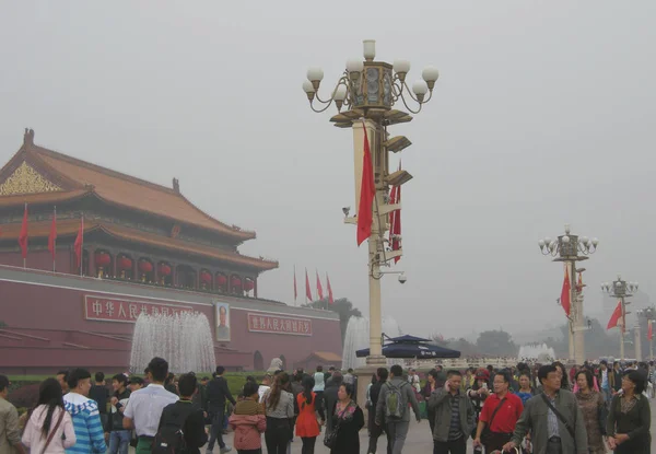 Туристи Відвідують Tian Anmen Площі Важких Смогу Під Час Національного — стокове фото