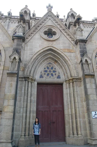 Una Niña Posa Frente Una Iglesia Ciudad Guangzhou Provincia Guangdong — Foto de Stock