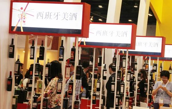 Ziyaretçiler Topwine Çin Sırasında Spanya Dan Ithal Kırmızı Şarap Şişeleri — Stok fotoğraf