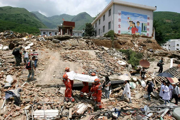 Китайские Спасатели Несут Тело Жертвы Обломках Домов Разрушенных Землетрясением Магнитудой — стоковое фото