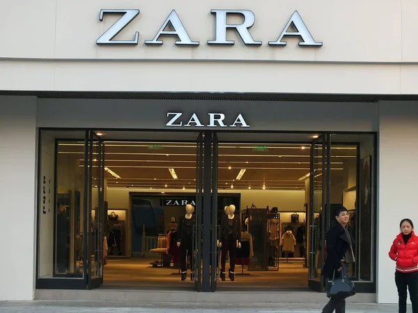 2012년 12월 후베이성 이창시의 스페인 패스트패션 브랜드 Zara 매장을 지나가는 — 스톡 사진