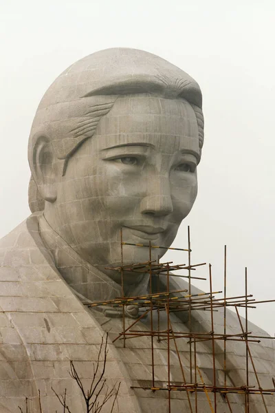 File Čínští Dělníci Staví Kamennou Sochu Soonga Ching Ling Zhengzhou — Stock fotografie