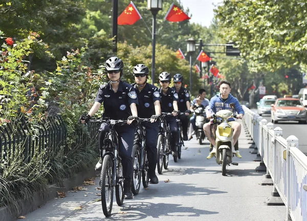 Policías Chinos Montados Bicicletas Patrullan Una Calle Lugar Escénico West — Foto de Stock