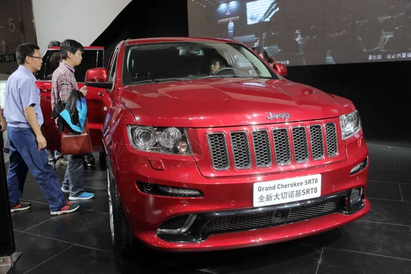 Visitors Look Try Out Jeep Grand Cherokee Srt8 Chrysler 10Th — Stock Photo, Image