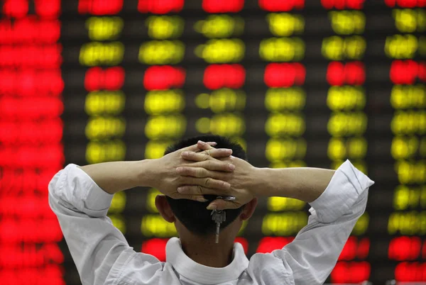 懸念される中国人投資家は Huaibei 東中国安徽州の株式仲買家で株式の価格を見て 価格上昇のための赤 価格下落のためのグリーン 月2013 — ストック写真