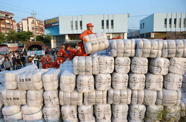 Socorristas Chineses Entregam Mercadorias Alívio Após Terremoto Magnitude Jinggu Dai — Fotografia de Stock
