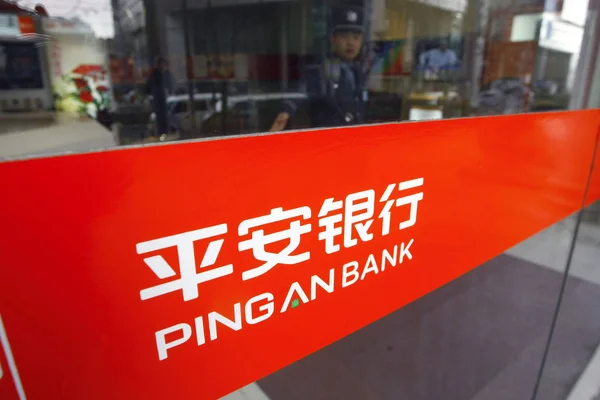Ένας Κινέζος Φρουρός Ασφαλείας Κοιτάζει Ένα Υποκατάστημα Της Ping Bank — Φωτογραφία Αρχείου