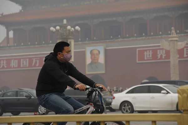 2014년 10월 베이징의 무거운 스모그를 천안문 광장을 지나가는 자전거 자전거 — 스톡 사진