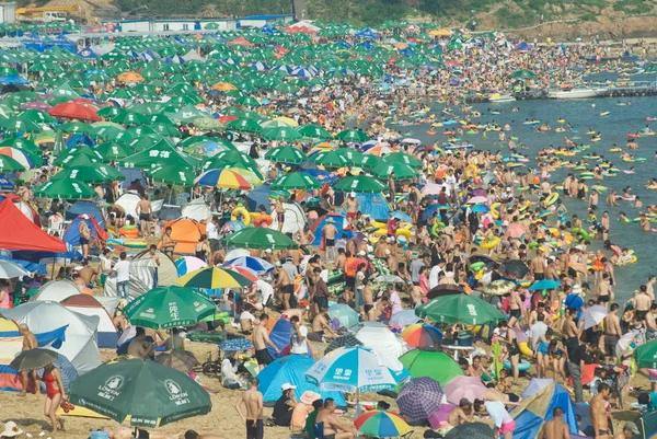 Holidaymakers Crowd Beach Resort Scorching Day Dalian City Northeast Chinas — Stock Photo, Image