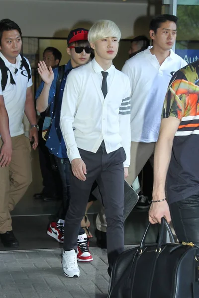 Члени Групи Південнокорейських Хлопчик Exo Приходимо Міжнародного Аеропорту Гонконгу Під — стокове фото