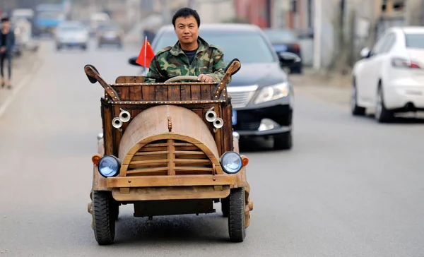 Carpintero Chino Liu Fulong Conduce Coche Eléctrico Madera Casero Una — Foto de Stock