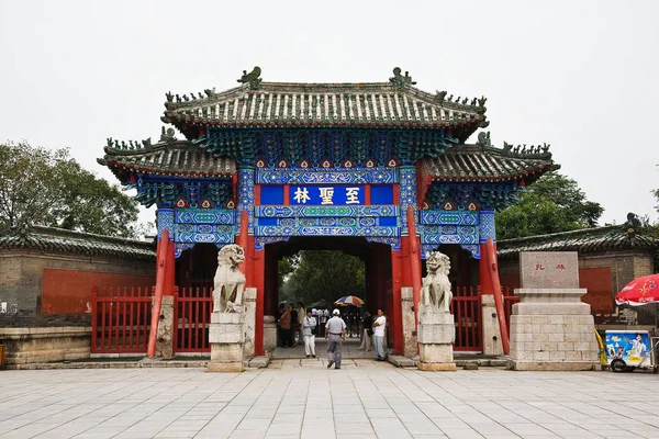 Turistas Visitam Cemitério Confúcio Kong Lin Cidade Qufu Leste Província — Fotografia de Stock