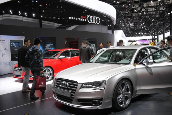 Nsanlar Şangay Uluslararası Otomobil Endüstrisi Fuarı Sırasında Audi Standı Ziyaret — Stok fotoğraf