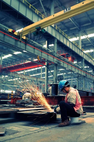Een Chinese Werknemer Verwerkt Staalproducten Een Staalfabriek Nantong City East — Stockfoto