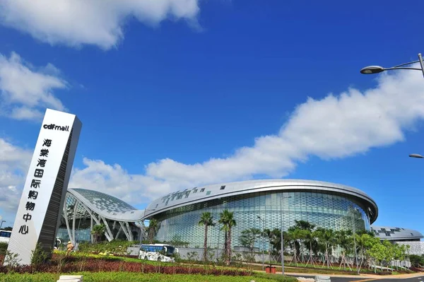 2014年8月25日 中国海南省三亚市海塘湾 世界最大免税购物中心景观 — 图库照片