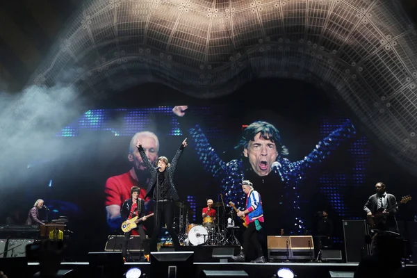 Członkowie Zespołu Rolling Stones Wykonywać Koncercie Ich Świat Tour Ogniu — Zdjęcie stockowe