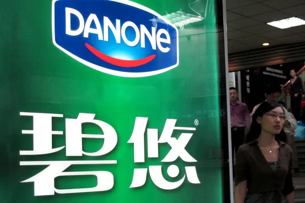 Pasajero Pasa Por Delante Anuncio Danone Una Estación Metro Shanghai — Foto de Stock