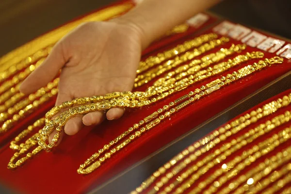 Kínai Jegyző Arany Nyakláncát Helyezi Counter Gold Shop Ban Huaibei — Stock Fotó