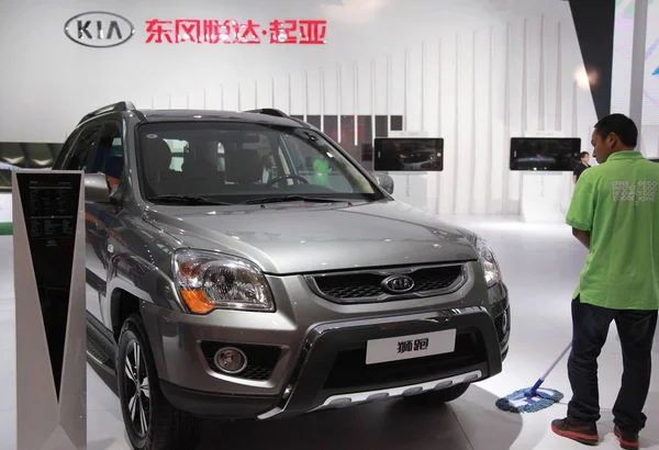 Munkavállaló Megtisztítja Padlót Stand Kia Során Nanjing Nemzetközi Auto Fair — Stock Fotó