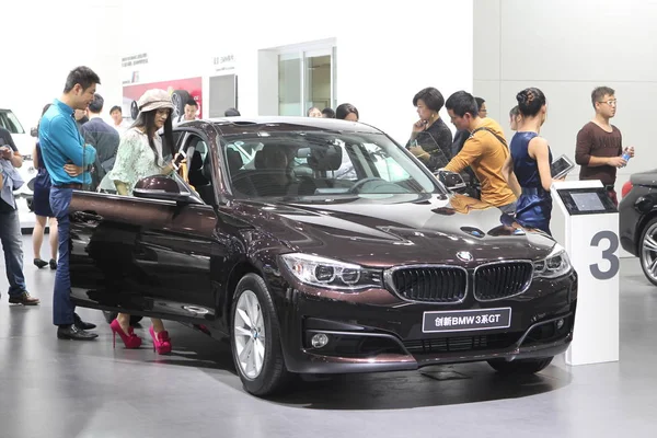 Visitors Look Bmw Series Automobile Exhibition Nanjing City East Chinas — Stock Photo, Image