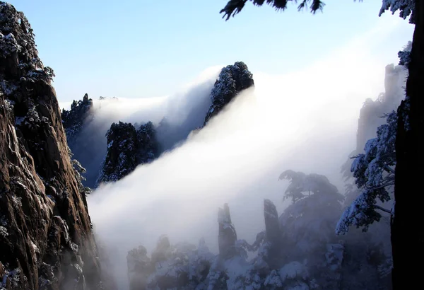 Paisaje Montaña Amarilla También Conocido Como Huangshan Envuelto Niebla Nube — Foto de Stock