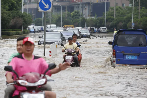 Ciclistas Coches Viajan Por Una Carretera Inundada Causada Por Fuertes —  Fotos de Stock