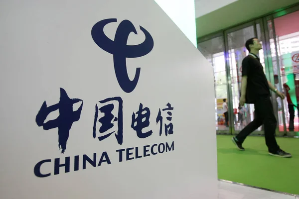 Visitante Passa Pelo Estande China Telecom Durante Uma Exposição Xangai — Fotografia de Stock