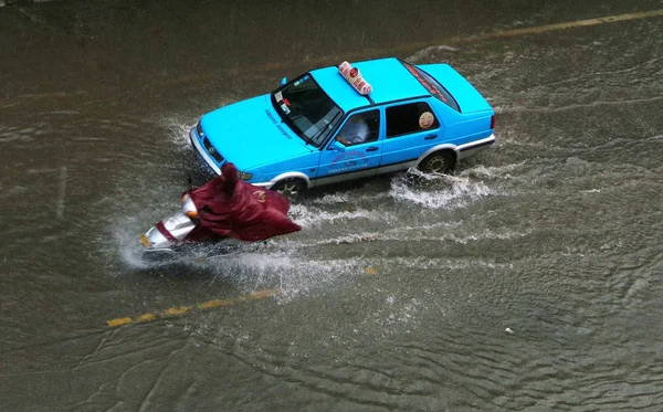2014년 13일 자치구 허저우시에서 폭풍우로 침수된 도로에서 자동차와 자전거를 — 스톡 사진